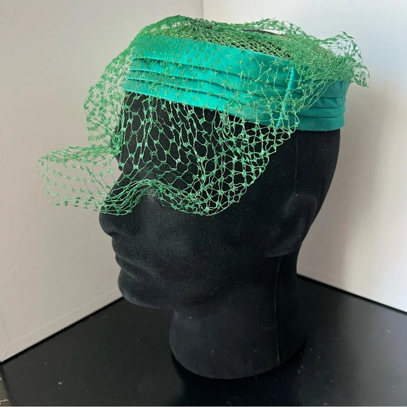 Vintage 1960s Ladies Green Layered Pillbox Fascinator Halo Hat With Net Veil - Picture 2 of 11